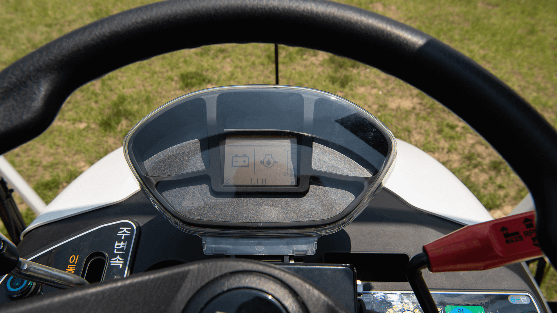 1. High-visibility electronic instrument panel​