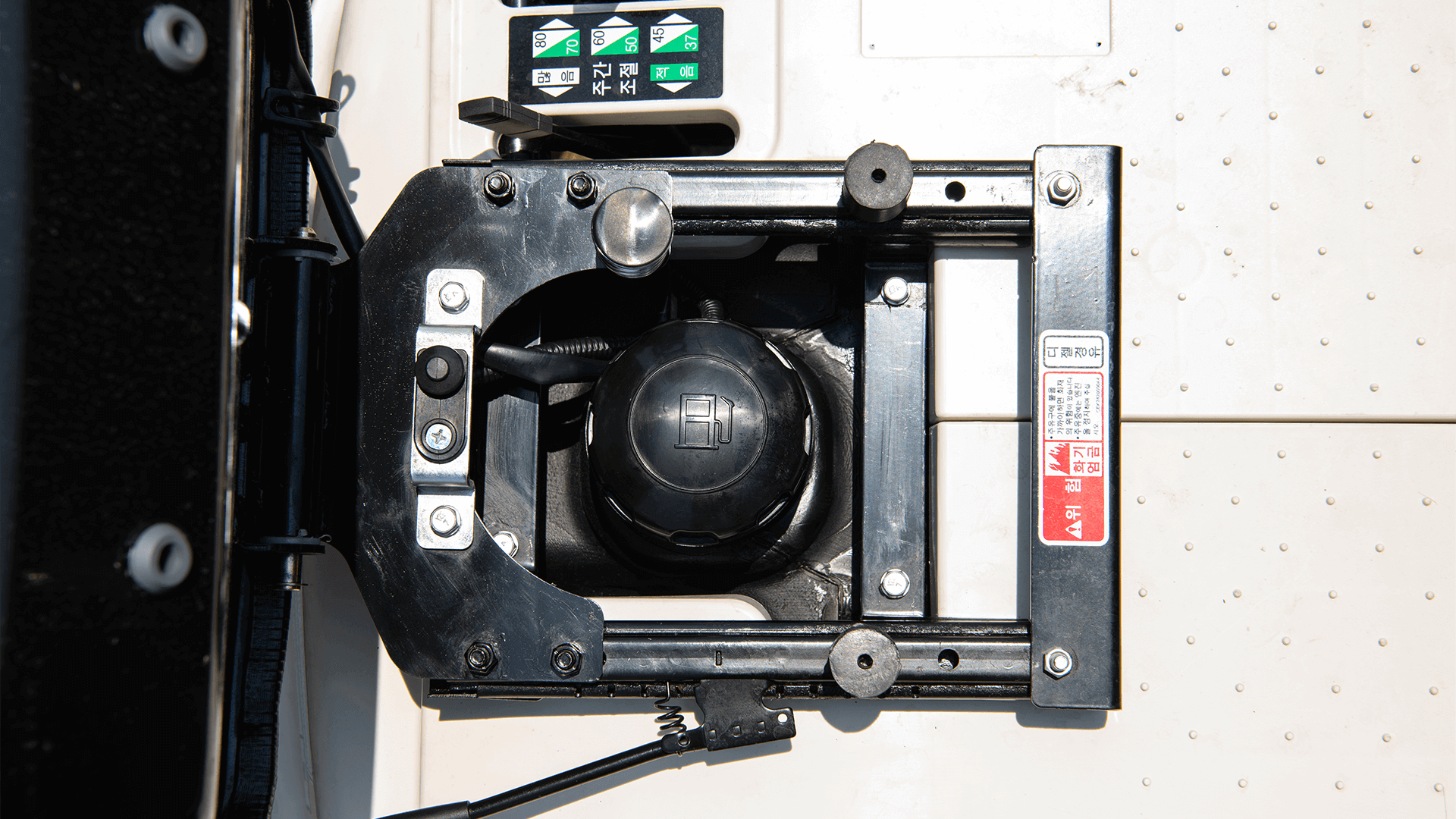 3. High-capacity fuel tank (50L)​
